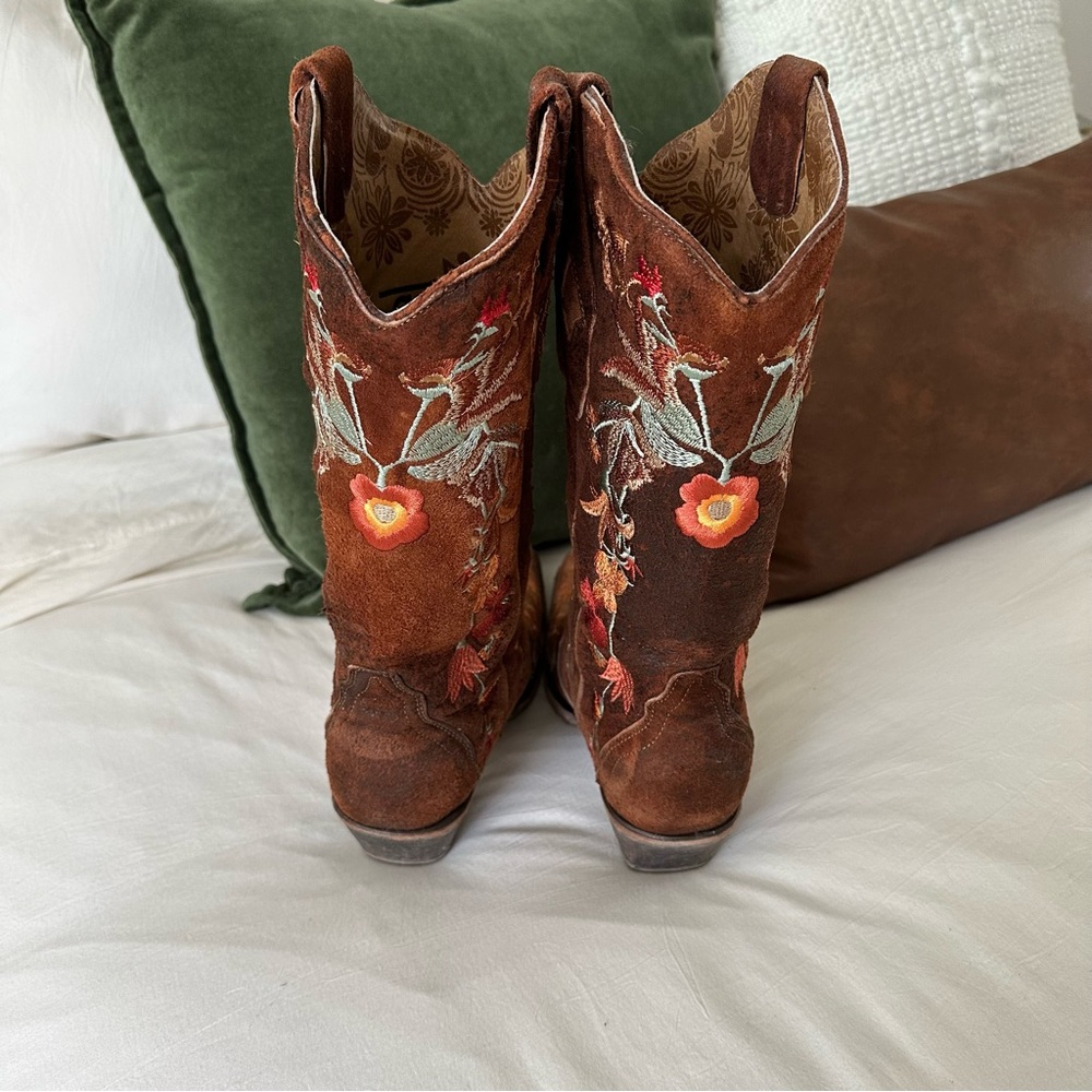 Corral Women’s Lamb Floral Embroidered Cowboy Boots - Picture 7 of 9